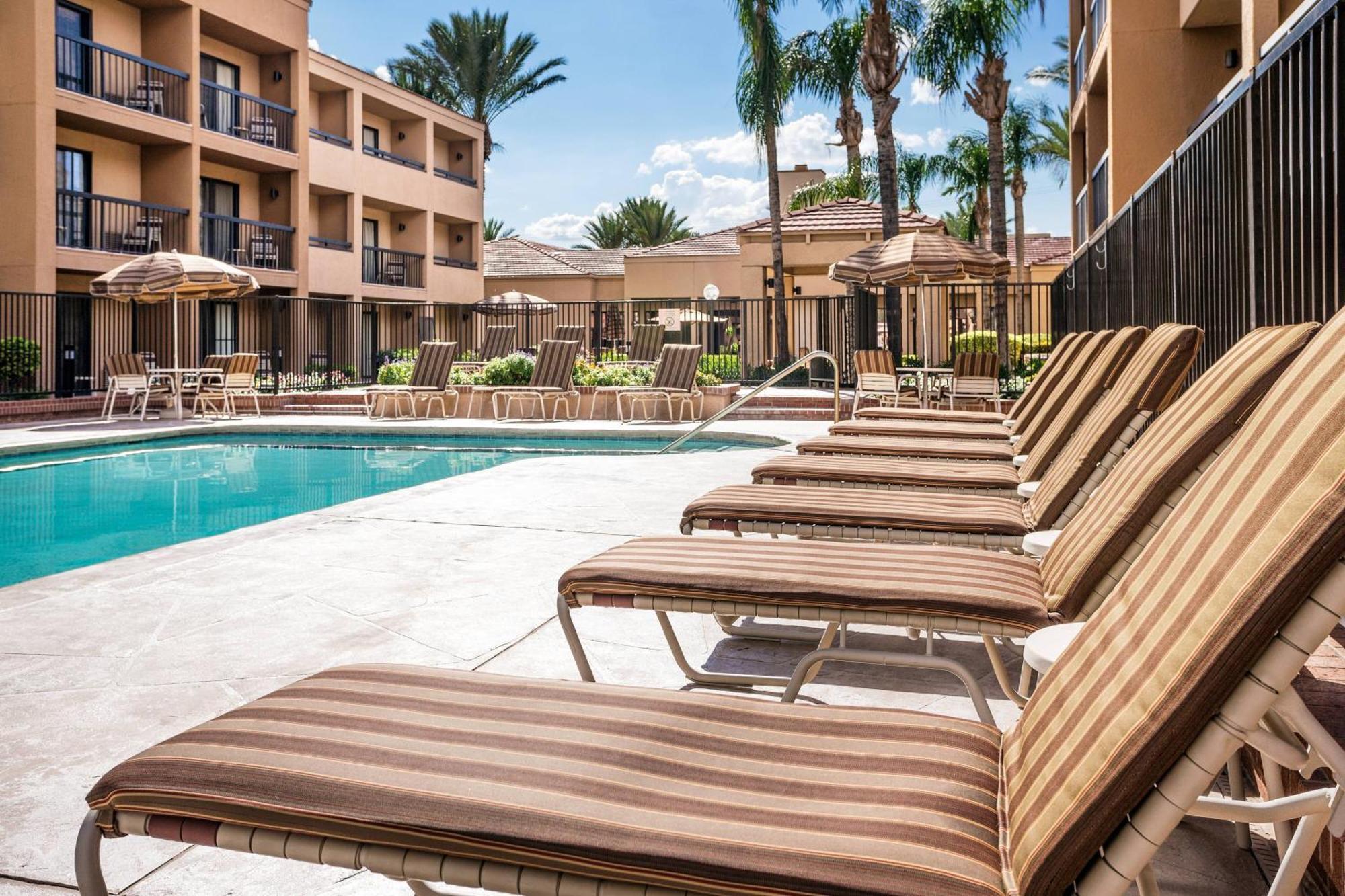 Courtyard Tucson Airport Hotell Exteriör bild