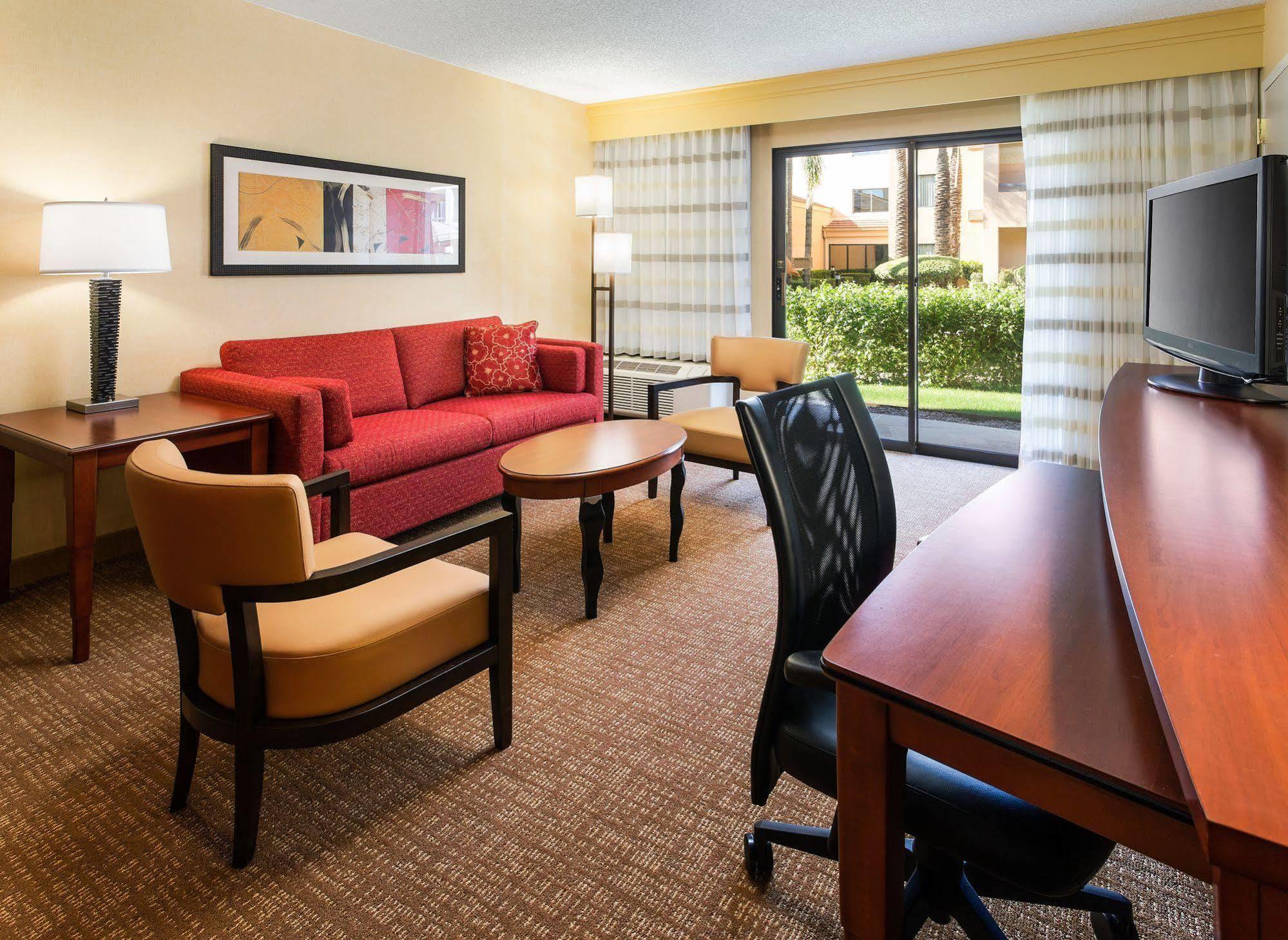 Courtyard Tucson Airport Hotell Exteriör bild